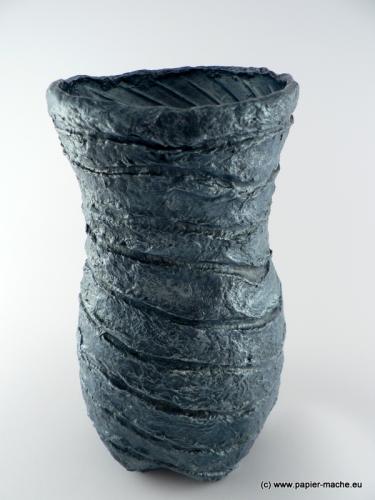 Szaro-srebrny wazon z papier mache.
