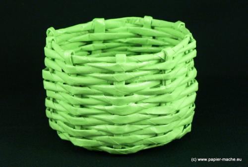 Mały zielony koszyk z papierowej wikliny.
