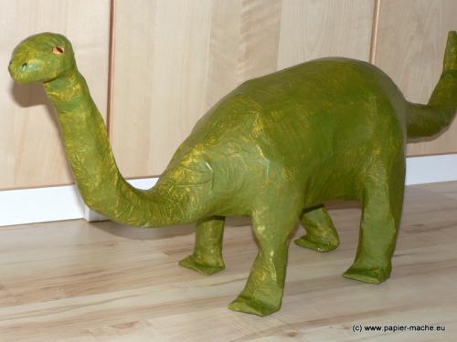 Duży dinozaur z papier mache.
