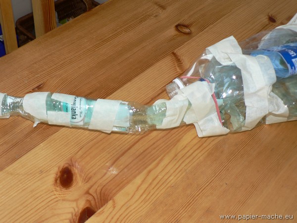 Szyja z butelek dinozaura z paper mache